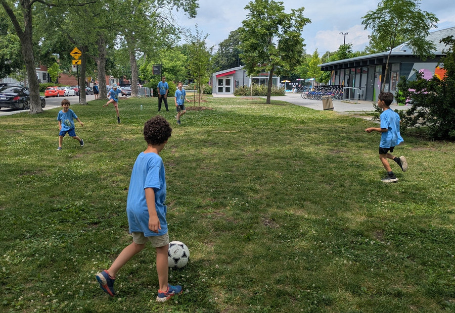 Jeux en plein air au camp