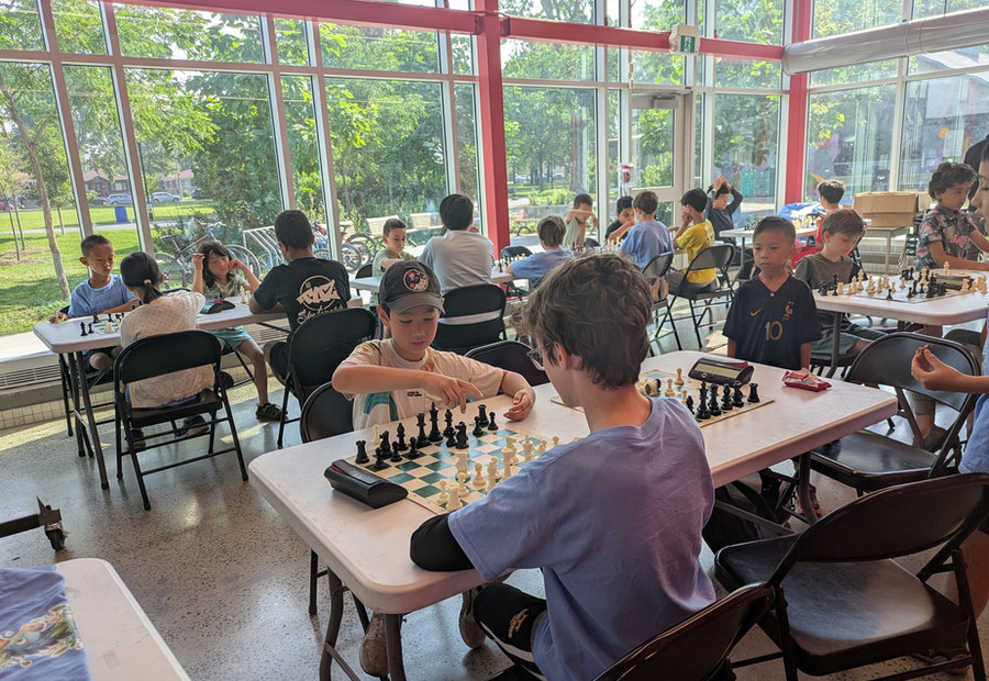 Salle de camp, jeunes en partie