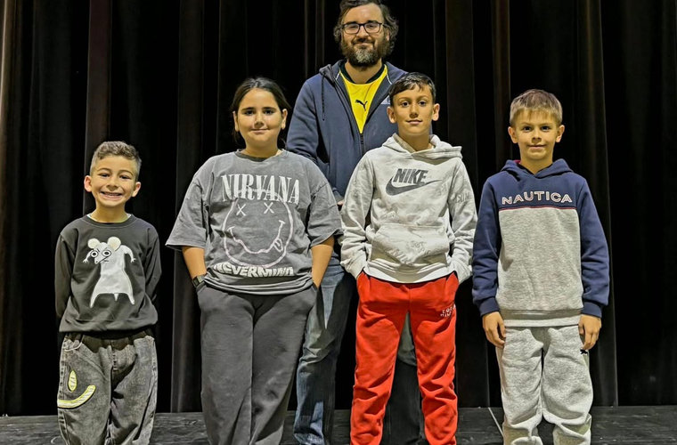Groupe de jeunes joueurs avec leur entraîneur