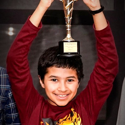 Champion soulevant son trophée
