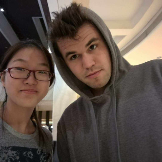 Yilin Li avec Magnus Carlsen
